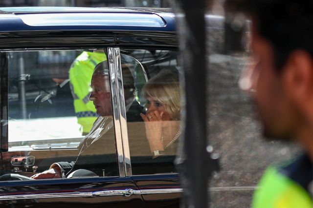 Крал Чарлз Трети и съпругата му Камила са на път към Единбург