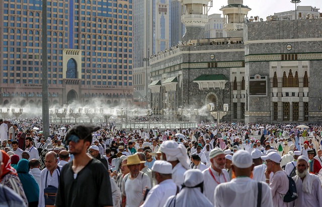 Милиони мюсюлмани се стичат в Мека (СНИМКИ)