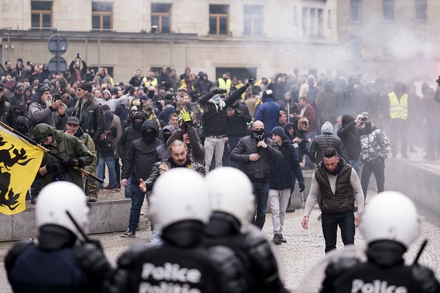 Улична война в столицата на Европа (ВИДЕО+СНИМКИ)
