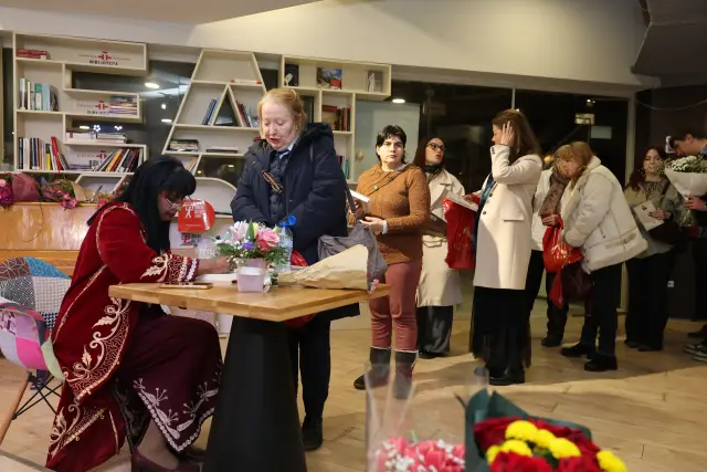 Премиерата на „Цвете от куршуми“ препълни „Перото“ в НДК (ВИДЕО)