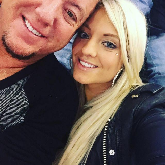  Тя се омъжи за 30 година по-възрастен мъж с 3 деца. Всички питат за какво (СНИМКИ) 