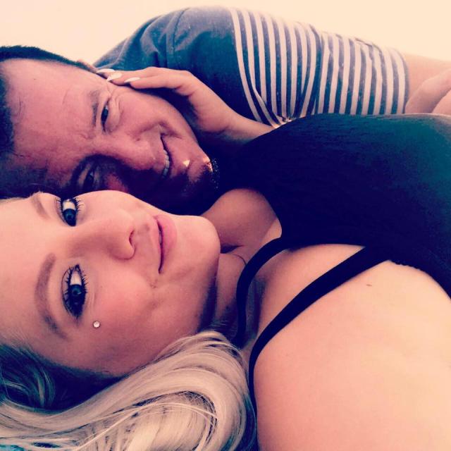  Тя се омъжи за 30 година по-възрастен мъж с 3 деца. Всички питат за какво (СНИМКИ) 