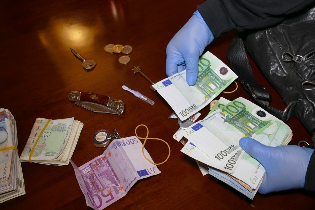Разбиха престъпна група, разпространявала фалшиви евро (СНИМКИ)