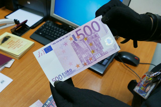 Разбиха престъпна група, разпространявала фалшиви евро (СНИМКИ)