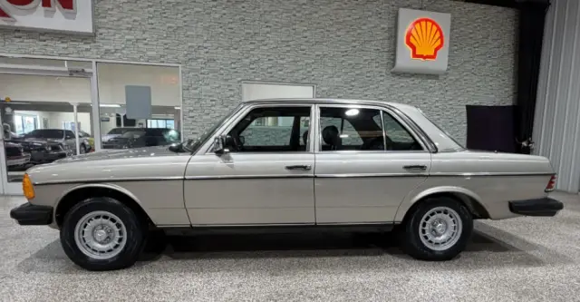 Продава се Mercedes-Benz 300D W123 в отлично състояние