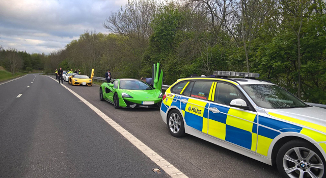 Британската полиция конфискува суперколи след гонка