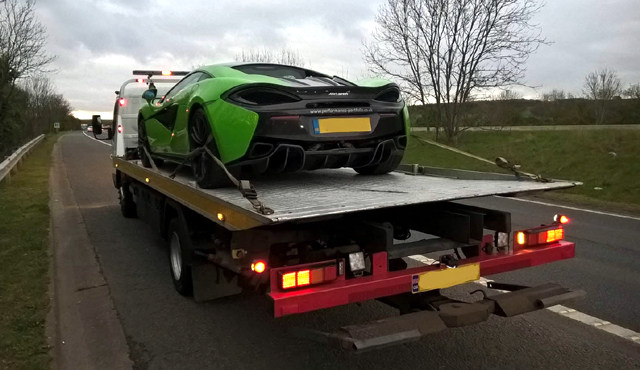 Британската полиция конфискува суперколи след гонка