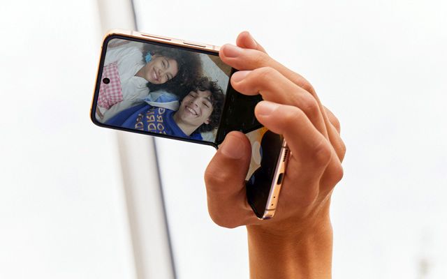 Samsung Galaxy Z Flip4 - един смартфон с голям екран, събиращ се в предния джоб на дънките ви