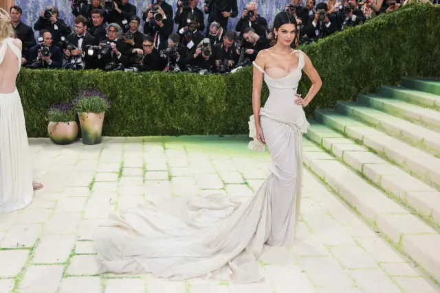 "Модата е изкуство": Met Gala 2026 събра погледите с блясък, голота и екстравагантни костюми (СНИМКИ)