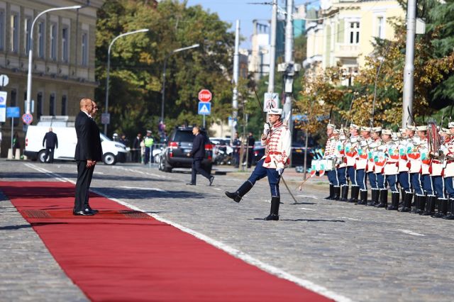Грандиозно посрещане на президента на Азербайджан СНИМКИ