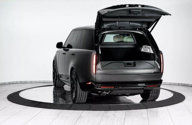 Новият Range Rover вече предлага защита от „Калашников“ и гранати