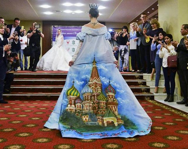 Обявиха това за най-грозната рокля на света заради... Путин (СНИМКИ)