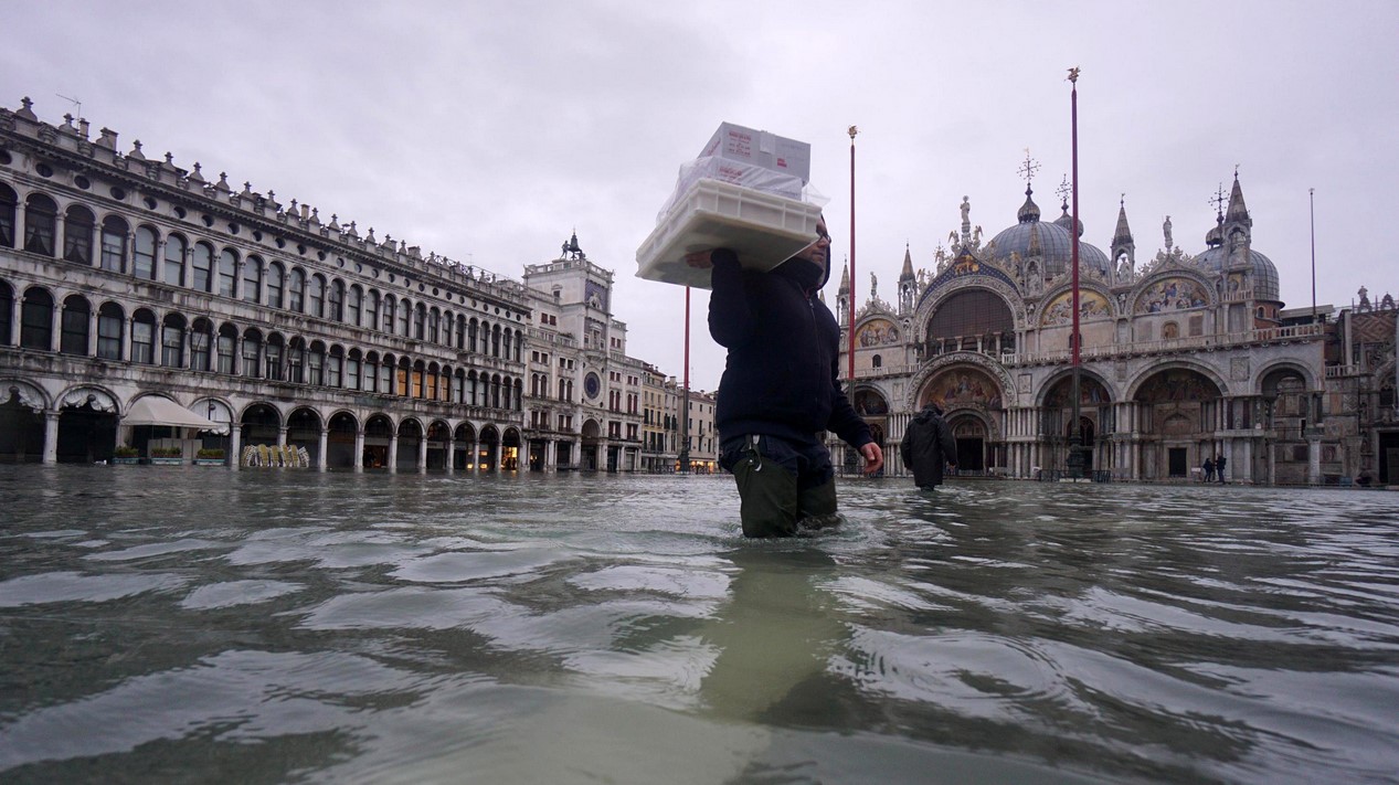 Италиански град е под вода (СНИМКИ)