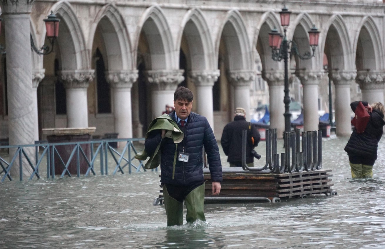 Италиански град е под вода (СНИМКИ)