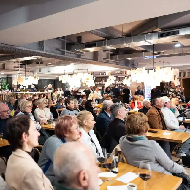  Премиерата на „ Цвете от патрони “ препълни „ Перото “ в НДК (ВИДЕО) 