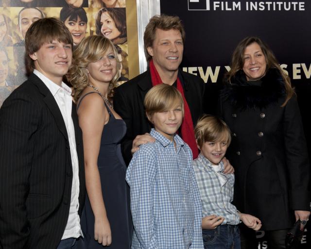  Джон Бон Джоуви - 40 години със брачната половинка си Доротея 