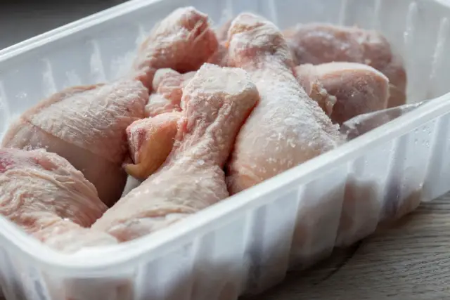 Как най-безопасно и бързо да размразим месото като професионален готвач