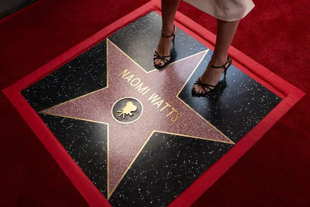 Актрисата Наоми Уотс получи звезда на Алеята на славата в Холивуд (СНИМКИ)