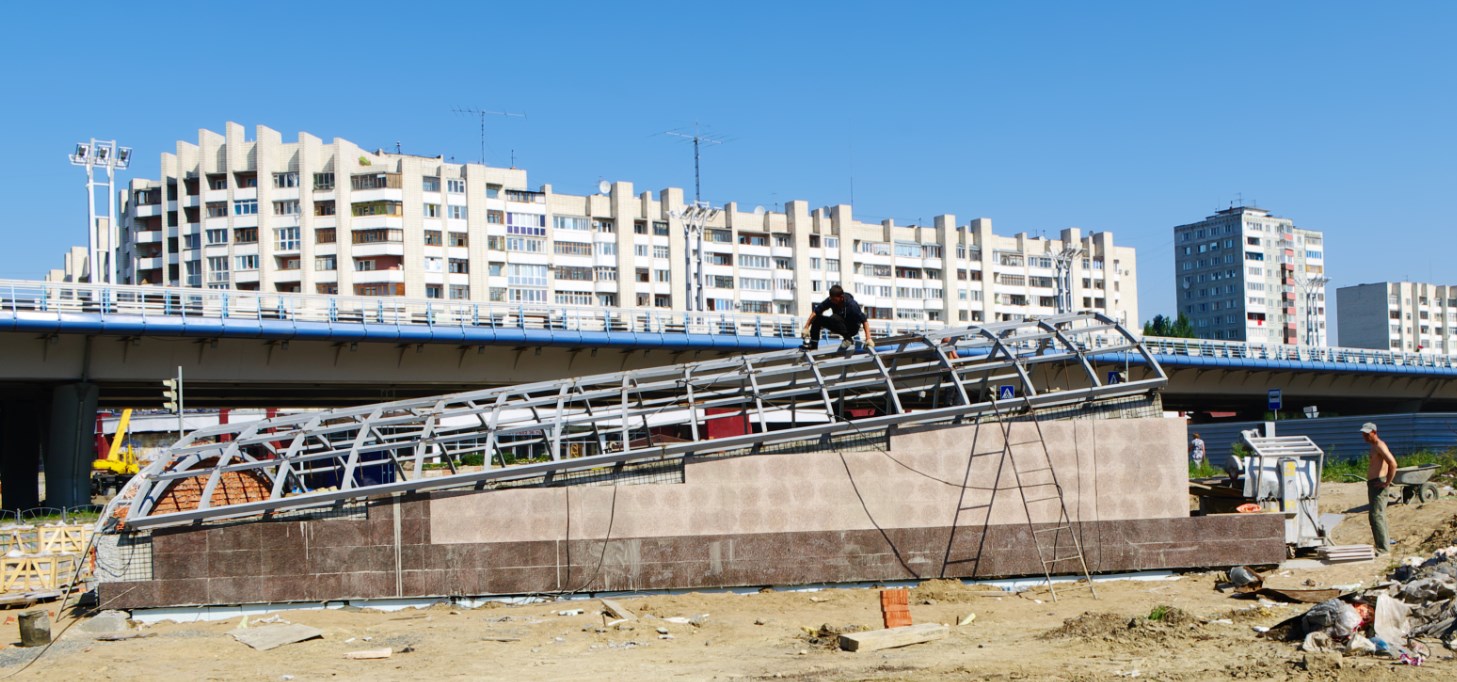 Град остана без метро заради строеж на мост (СНИМКИ)