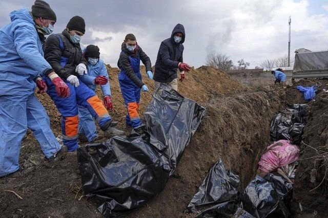 Трима души, сред които едно момиченце, са били убити при руския въздушен удар по детска болница в Мариупол (СНИМКИ)