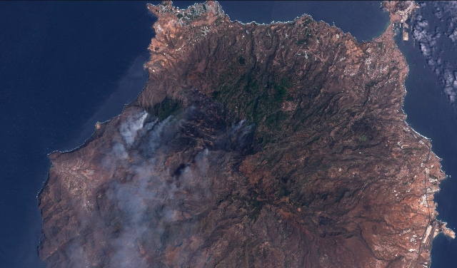 Пожарите на Канарските острови се виждат от Космоса (СНИМКИ)