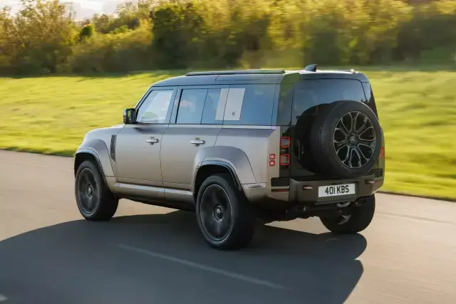 Land Rover се включва в рали Дакар с Defender