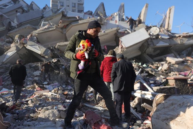 Броят на загиналите при земетресенията в Турция и Сирия е почти 25 000 души  - 4