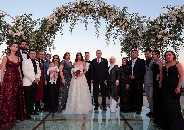 Звездна сватба край Босфора! Ердоган кумува на Месут Йозил (СНИМКИ)