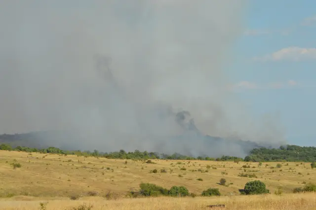  Голям пожар гори на боен полигон Сливница, към селата Безден, Опицвет и Мало Малово - СНИМКИ + ВИДЕО 