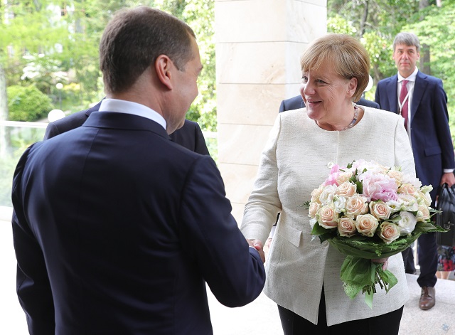 Рози от Путин за Меркел (СНИМКИ)