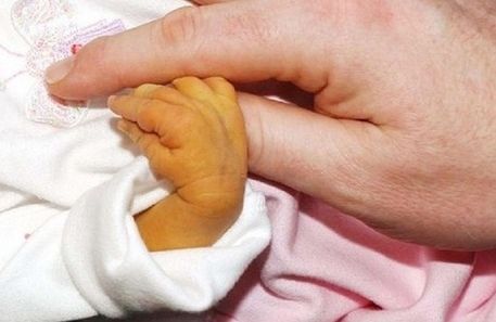 Млад татко умили мрежата със СНИМКА, но беше попарен от коментар