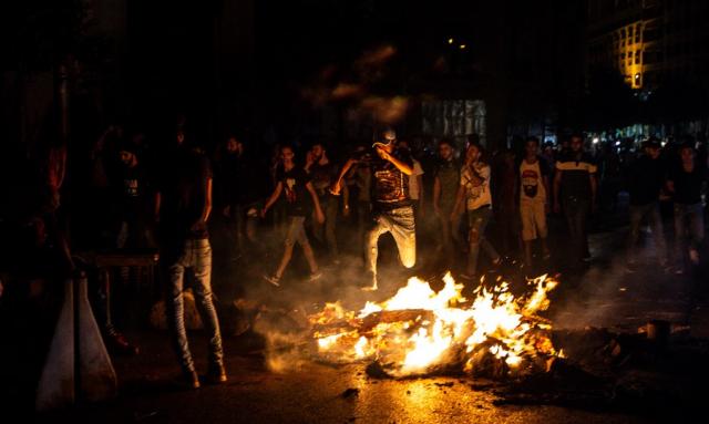 Масови палежи през втората нощ на протести (СНИМКИ)