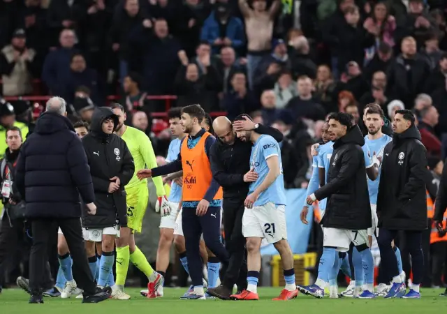 Ман Сити остава в борбата за купата след драма на " Анфийлд " 