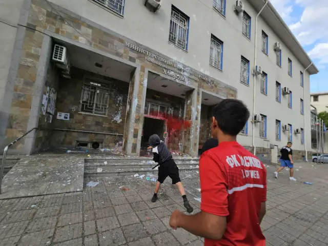  Гневни протестиращи желаят оставката на шефа на Министерство на вътрешните работи в Хасково за случая с убитото момиче СНИМКА 