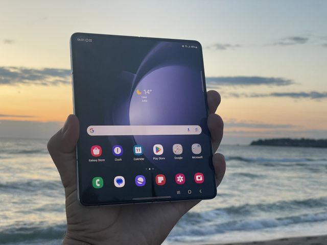 Тествахме новия сгъваем флагман на Samsung