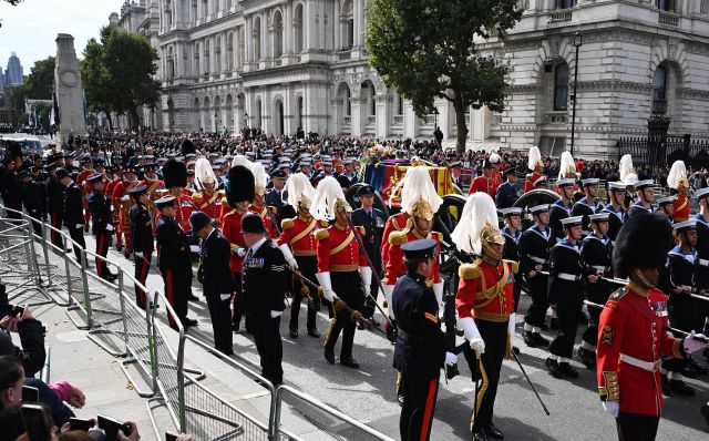 Лондончани гледат на големи екрани погребението на кралицата 