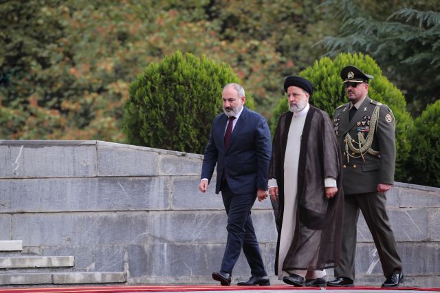Арменският премиер Пашинян и иранският президент Раиси обсъдиха сигурността в Кавказ
