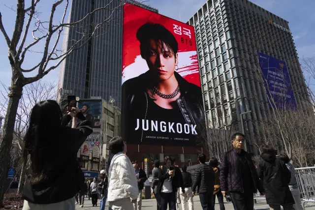 K-pop групата BTS издаде нов албум преди голямото си завръщане на сцената