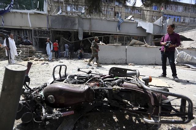 Бомбен терор в сърцето на Кабул (СНИМКИ)