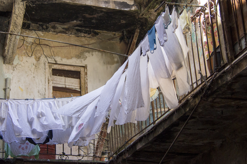 Опасностите от сушенето на дрехи на закрито