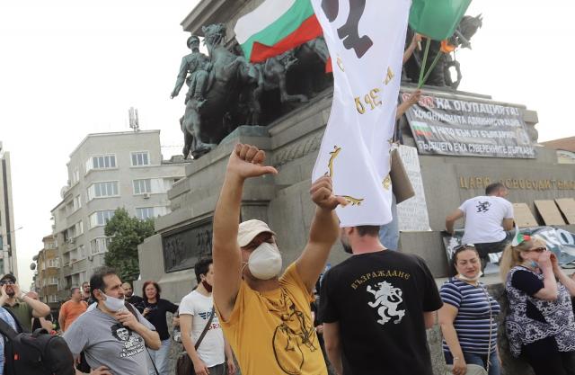 Протест иска оставката на правителството пред парламента (СНИМКИ)
