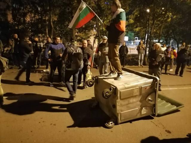  След ``Панорама``: Протестиращи ``грабнаха`` и наплюха Андрей Новаков от ГЕРБ (ВИДЕО) 