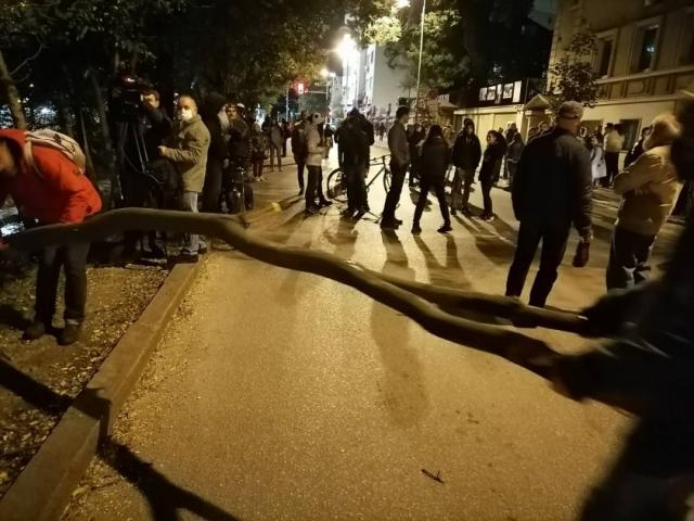  След ``Панорама``: Протестиращи ``грабнаха`` и наплюха Андрей Новаков от ГЕРБ (ВИДЕО) 