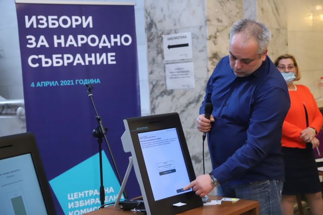 ЦИК пoказа бюлетината и машините за гласуване