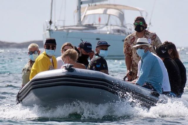  Неймар разпуска на обилна яхта със сина си 