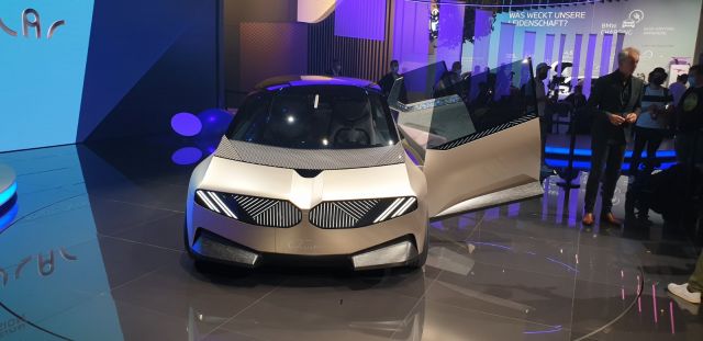 BMW представи кола от 2040 година