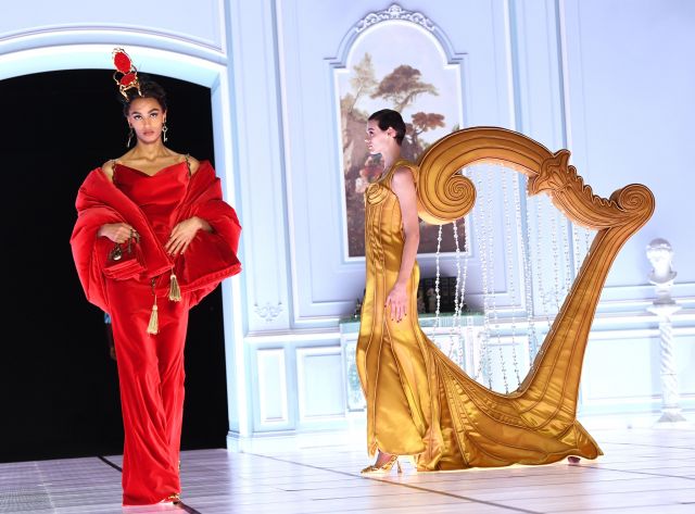 Джеръми Скот разглоби дом, за да го превърне в облекла за колекцията на Moschino (СНИМКИ) | ФАКТИ.БГ Джеръми Скот разглоби дом, за да го превърне в облекла за колекцията на Moschino (СНИМКИ)