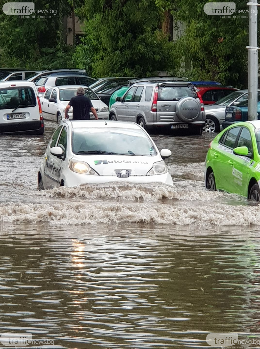 Пловдив под вода, улици и подллези са блокирани (ВИДЕО+СНИМКИ)