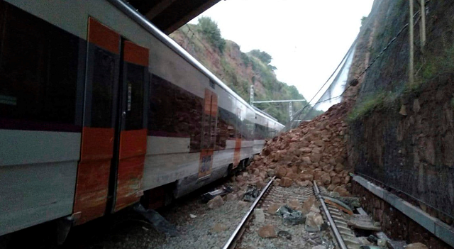 Влак дерайлира край Барселона, има загинал (СНИМКИ)