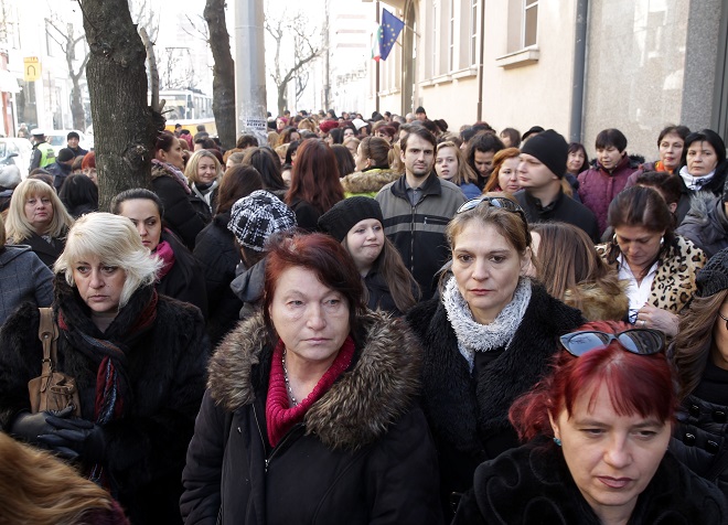 Над 200 протестиращи обсадиха ВСС